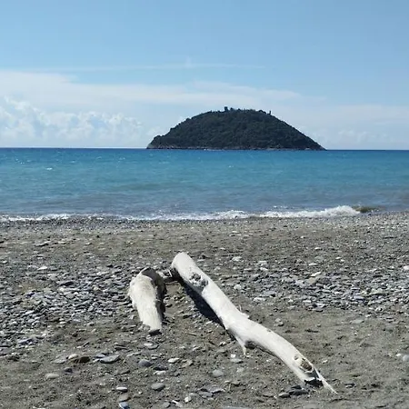 Gallinara A Due Passi Dal Mare Ad In Liguria אלבניה